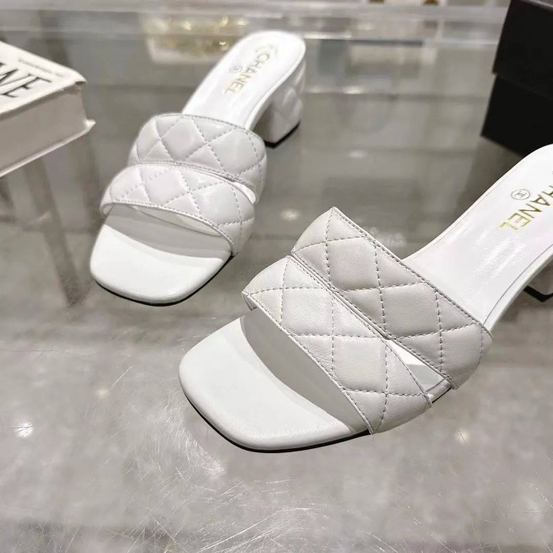 👟👟Ex-factory price 520👟👟 𝐂𝐇𝐀𝐍𝐄𝐋★Xiaoxiang New Spring and Summer Products Counter new sandals, electric embroidered Lingge’s classic elements that will never fade away 💋Showing a unique style, too beautiful to say, a must-have in summer... Upper: imported sheepskin/knitted fabric Lining: mixed sheepskin Heel height: 5cm Outsole: Italian leather outsole Shoe size: 35-39 (customized items of 40, 41 and 42 are not returnable or exchangeable)